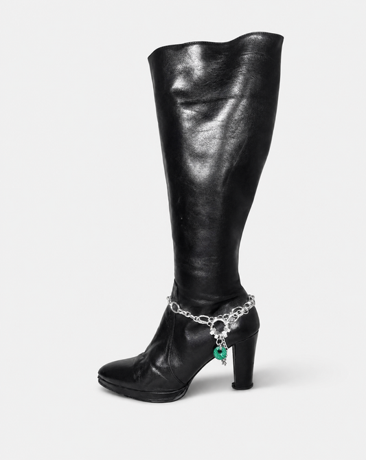 Bijou de chaussure In A Rush Wild porté sur une botte